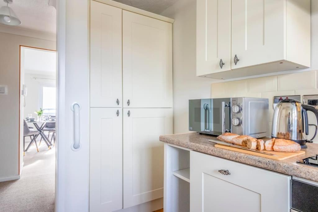 Panoramic Sea View Apartment Sleeps 4-Free Parking Bournemouth Exterior photo