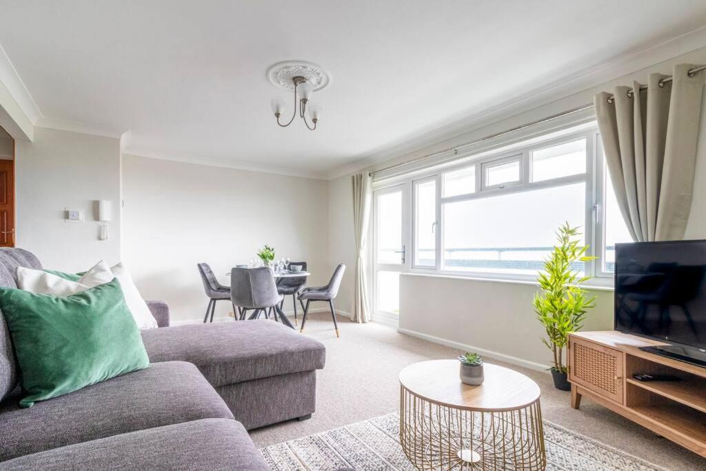 Panoramic Sea View Apartment Sleeps 4-Free Parking Bournemouth Exterior photo